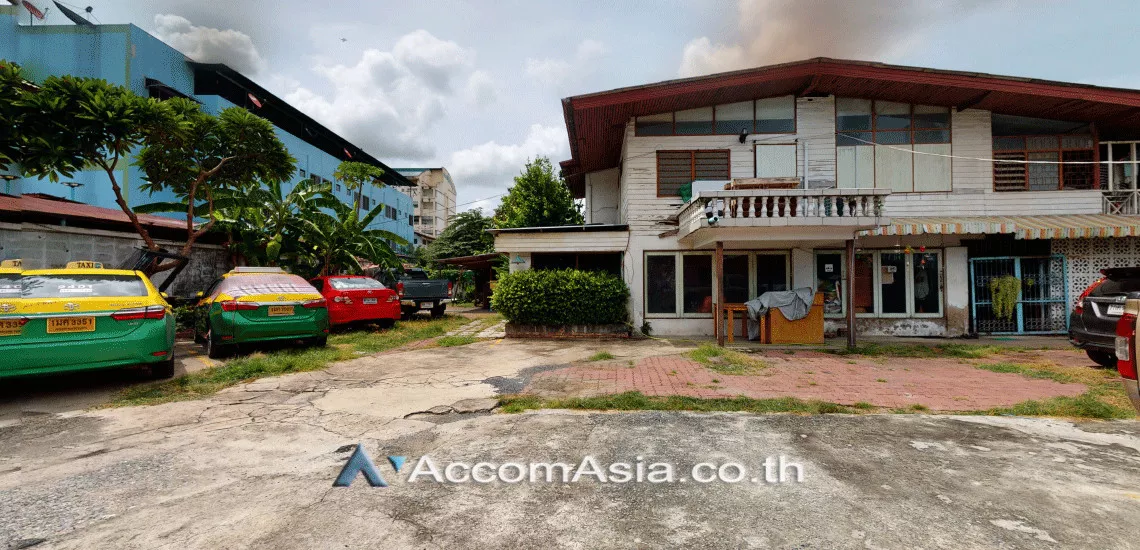 unit 3 Bedrooms  House For Sale in Sathorn, Bangkok  near BTS Chong Nonsi (AA29764)