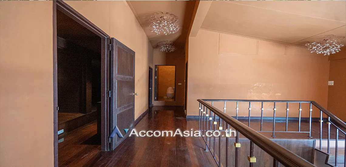 Home Office |  10 Bedrooms  House For Rent in Sukhumvit, Bangkok  near BTS Phrom Phong (AA29769)