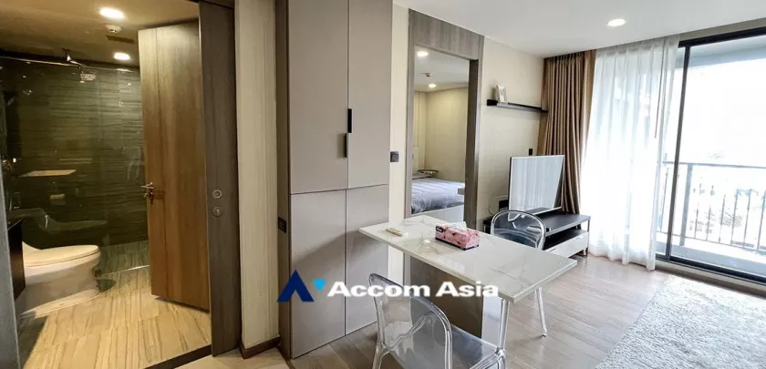  2 Bedrooms  Condominium For Rent in Ploenchit, Bangkok  near BTS Ratchadamri - MRT Silom (AA29798)