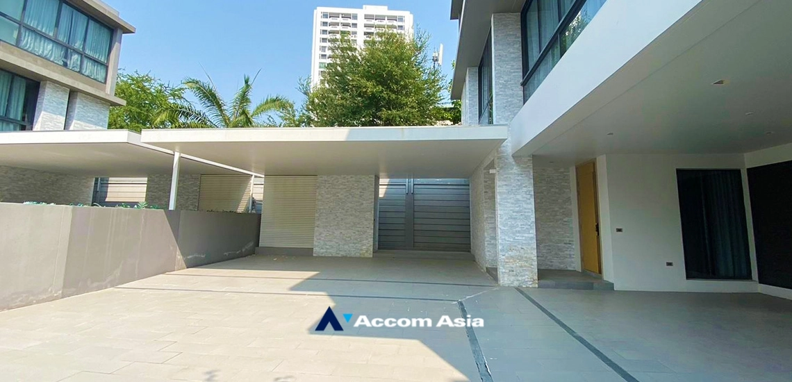  4 Bedrooms  House For Rent & Sale in Sukhumvit, Bangkok  near BTS Thong Lo (AA29818)
