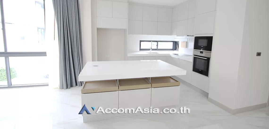  4 Bedrooms  House For Rent in Sukhumvit, Bangkok  near BTS Thong Lo (AA29825)