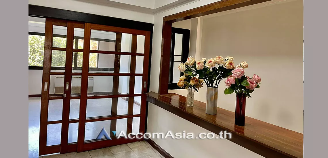 Home Office |  8 Bedrooms  Townhouse For Rent in Sukhumvit, Bangkok  near BTS Nana (AA29833)