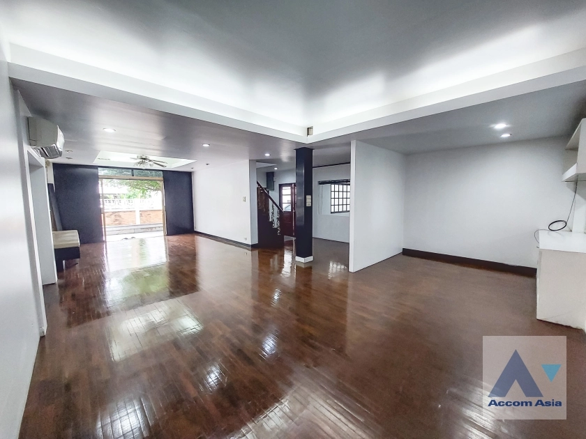 7  3 br House For Rent in ratchadapisek ,Bangkok MRT Rama 9 AA29838