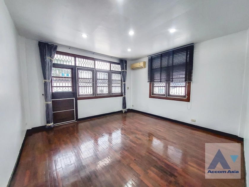 15  3 br House For Rent in ratchadapisek ,Bangkok MRT Rama 9 AA29838