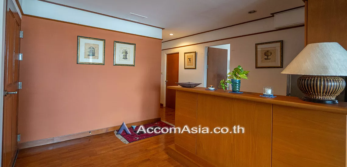  2 Bedrooms  Condominium For Sale in Silom, Bangkok  near BTS Surasak (AA29839)