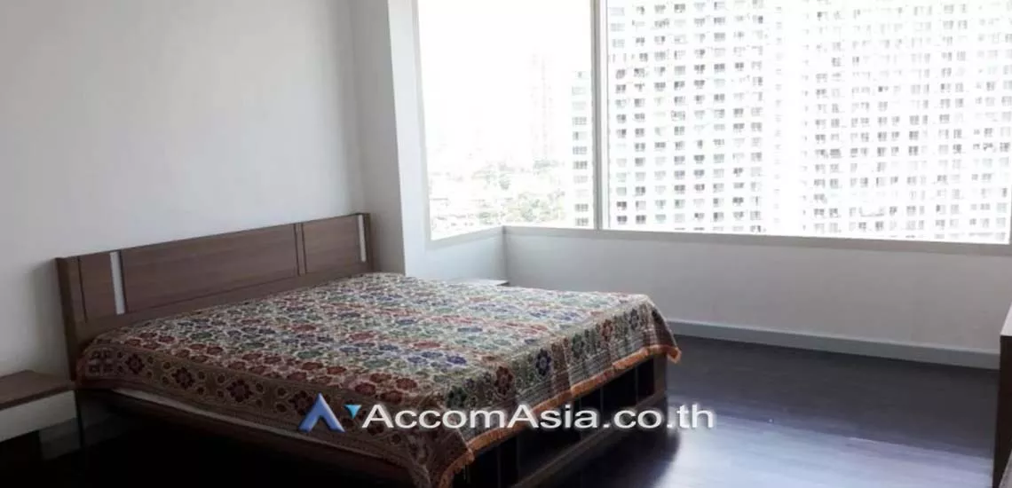 unit 3 Bedrooms  Condominium For Rent in Charoen Nakhon, Bangkok  near BTS Krung Thon Buri (AA29841)
