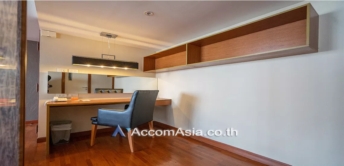 unit 3 Bedrooms  Apartment For Rent in Silom, Bangkok  near BTS Sala Daeng - MRT Silom (AA29847)