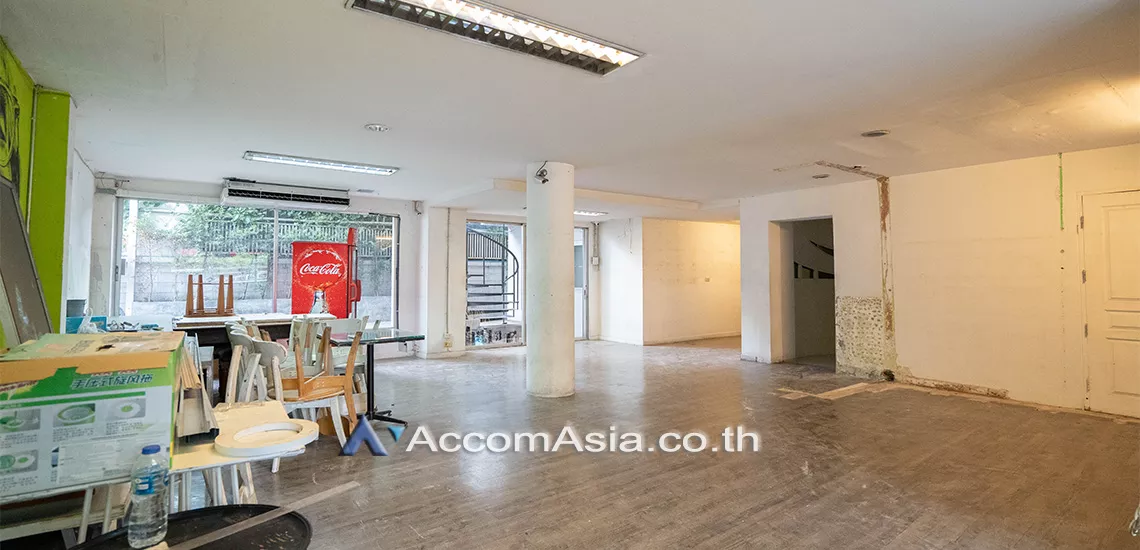 Home Office, Pet friendly |  3 Bedrooms  House For Rent in Ploenchit, Bangkok  near BTS Ploenchit (AA29858)
