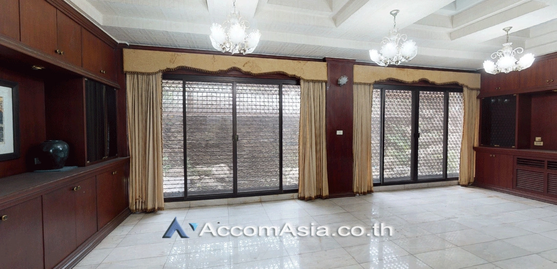 unit 4 Bedrooms  House For Sale in Sukhumvit, Bangkok  near BTS Phrom Phong (AA29867)