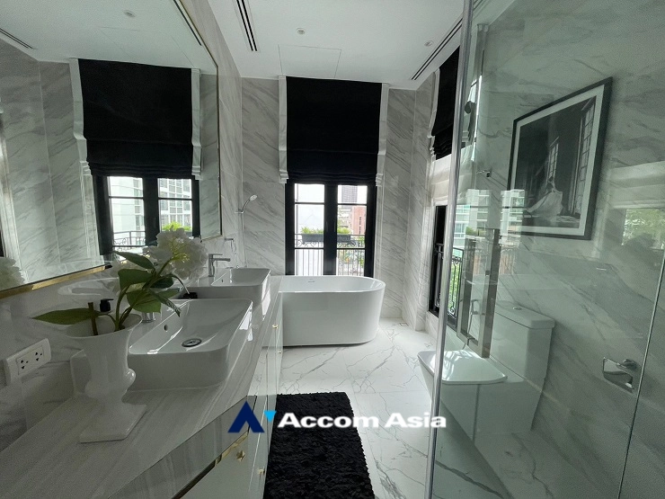 23  4 br House for rent and sale in Sukhumvit ,Bangkok BTS Ekkamai - BTS Phra khanong at House  in compound AA29882