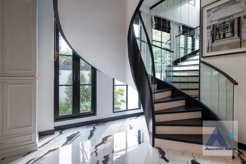 5  4 br House for rent and sale in Sukhumvit ,Bangkok BTS Ekkamai - BTS Phra khanong at House  in compound AA29882