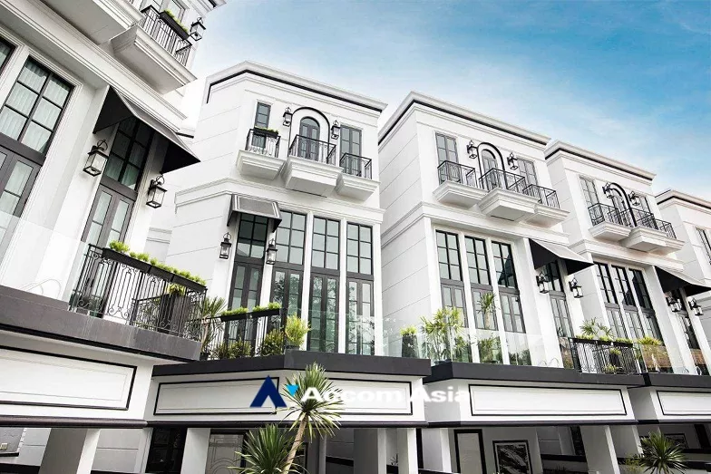 House  in compound House  4 Bedroom for Sale BTS Phra khanong in Sukhumvit Bangkok