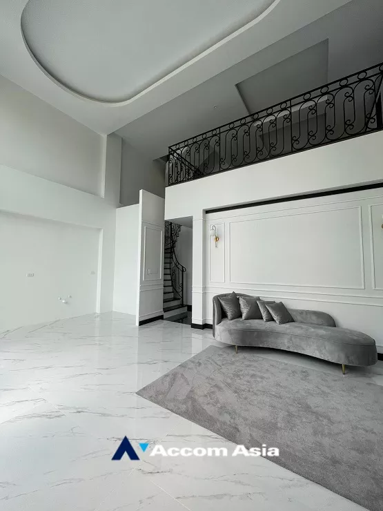 8  4 br House For Sale in Sukhumvit ,Bangkok BTS Ekkamai - BTS Phra khanong at House  in compound AA29884