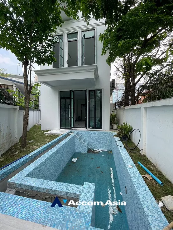  1  4 br House For Sale in Sukhumvit ,Bangkok BTS Ekkamai - BTS Phra khanong at House  in compound AA29887