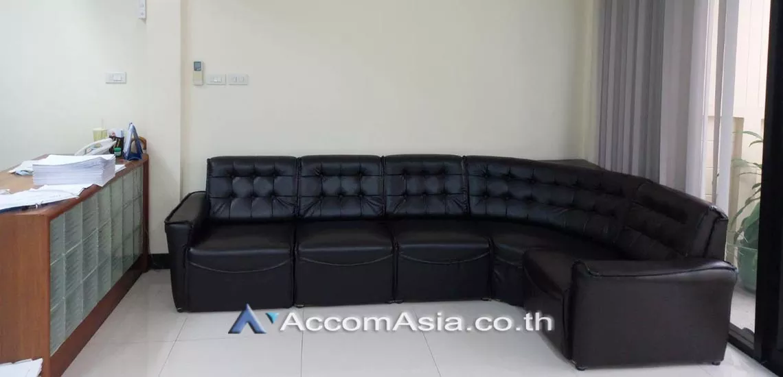  4 Bedrooms  Townhouse For Rent in Sukhumvit, Bangkok  near BTS Phrom Phong (AA29899)