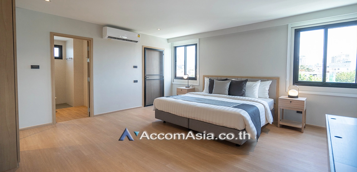Big Balcony |  3 Bedrooms  Apartment For Rent in Sukhumvit, Bangkok  near BTS Ekkamai (AA29915)