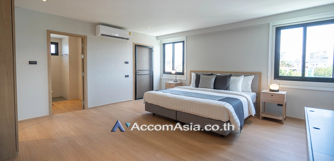 unitBig Balcony |  3 Bedrooms  Apartment For Rent in Sukhumvit, Bangkok  near BTS Ekkamai (AA29915)