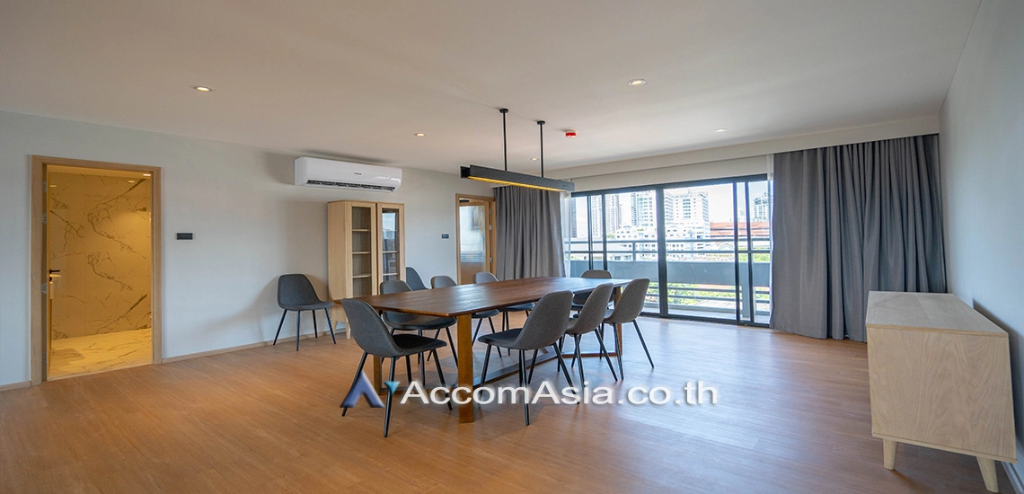  3 Bedrooms  Apartment For Rent in Sukhumvit, Bangkok  near BTS Ekkamai (AA29924)