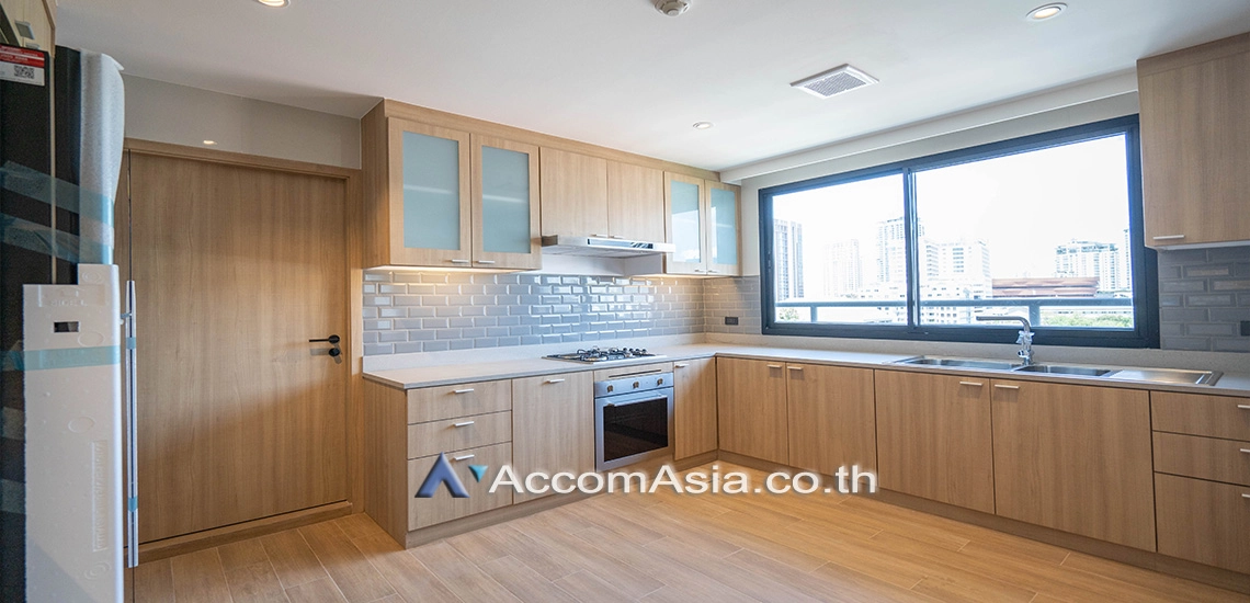  3 Bedrooms  Apartment For Rent in Sukhumvit, Bangkok  near BTS Ekkamai (AA29924)