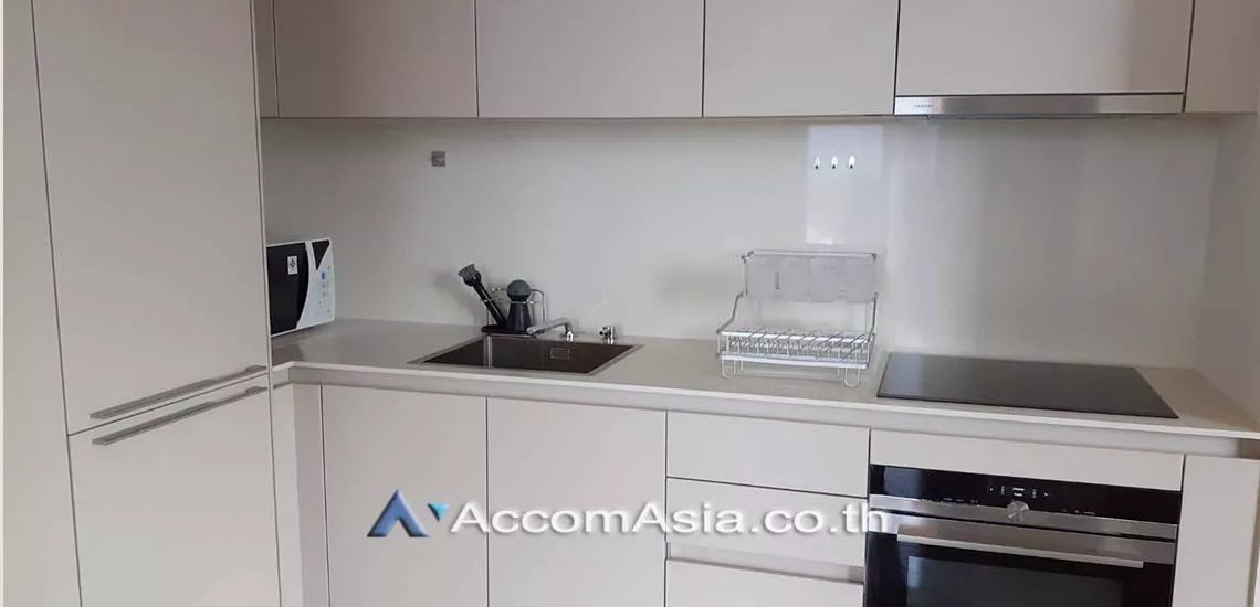  2 Bedrooms  Condominium For Rent in Ploenchit, Bangkok  near BTS Ratchadamri (AA29949)