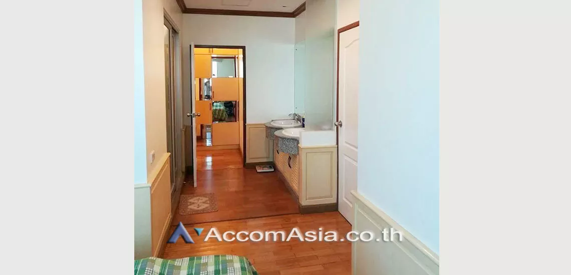  3 Bedrooms  Condominium For Rent in Silom, Bangkok  near BTS Surasak (AA29965)