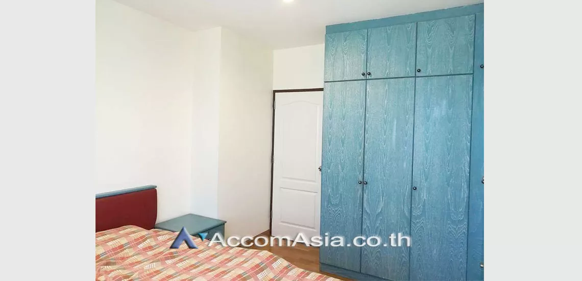  3 Bedrooms  Condominium For Rent in Silom, Bangkok  near BTS Surasak (AA29965)