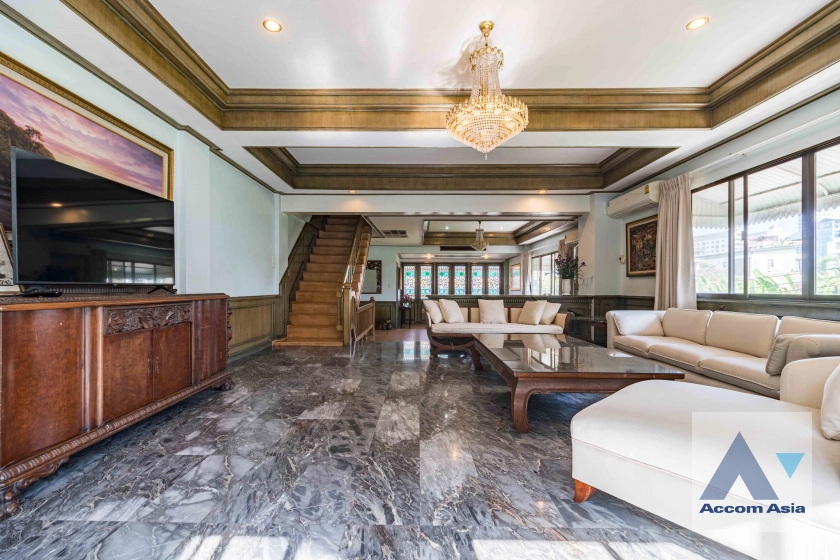 unit 3 Bedrooms  Townhouse For Rent in Sukhumvit, Bangkok  near BTS On Nut (AA30022)