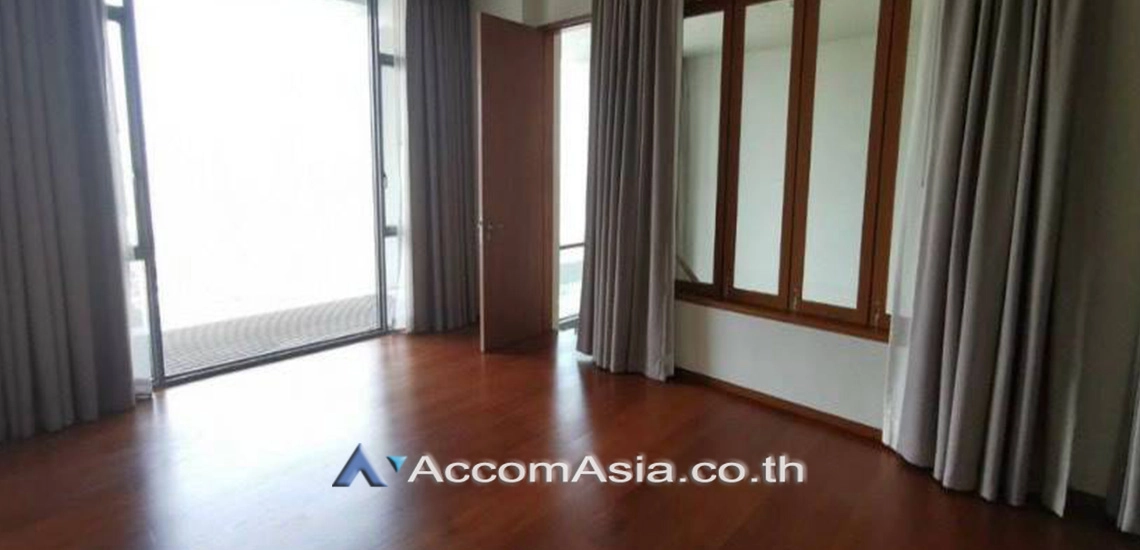 unit Contemporary condominium with balcony and panoramic views in Sathorn (AA30028)