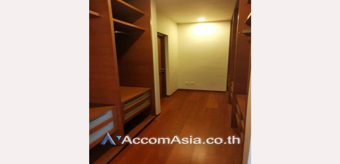 unit Contemporary condominium with balcony and panoramic views in Sathorn (AA30028)