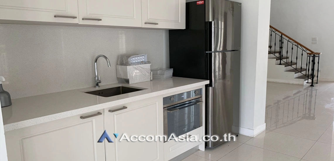 unit 4 Bedrooms  House For Rent in Sukhumvit, Bangkok  near BTS Phrom Phong (AA30049)