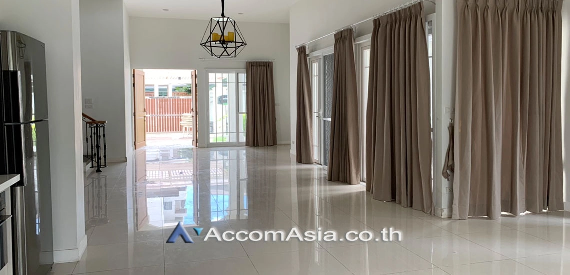  4 Bedrooms  House For Rent in Sukhumvit, Bangkok  near BTS Phrom Phong (AA30049)