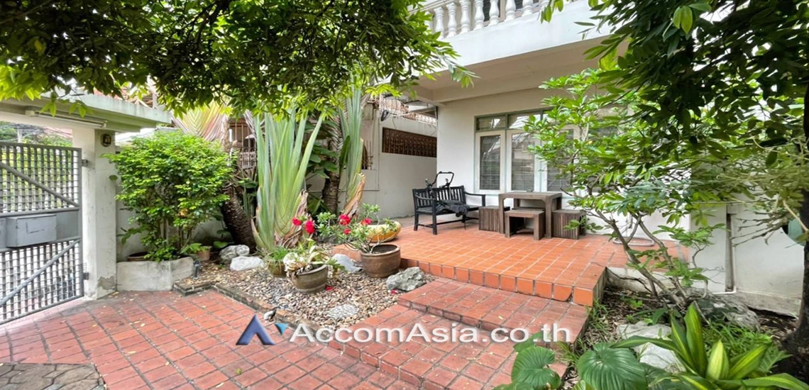 unit 3 Bedrooms  House For Rent in Sathorn, Bangkok  near MRT Khlong Toei (AA30054)