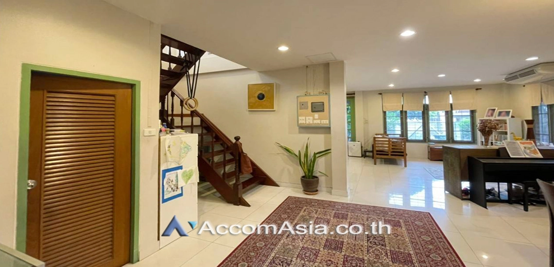 unit 3 Bedrooms  House For Rent in Sathorn, Bangkok  near MRT Khlong Toei (AA30054)