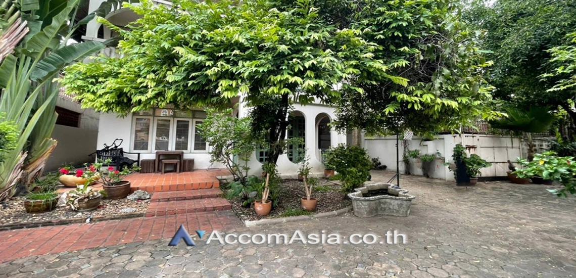 unit 3 Bedrooms  House For Rent in Sathorn, Bangkok  near MRT Khlong Toei (AA30054)