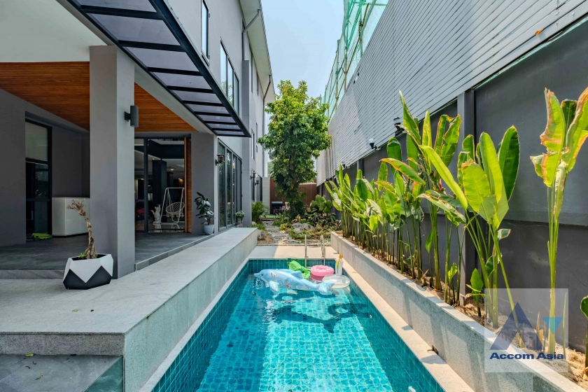 Big Balcony, Private Swimming Pool, Double High Ceiling |  5 Bedrooms  House For Sale in Sukhumvit, Bangkok  near BTS Phra khanong (AA30059)