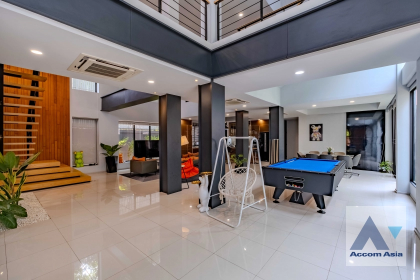 Big Balcony, Private Swimming Pool, Double High Ceiling |  5 Bedrooms  House For Sale in Sukhumvit, Bangkok  near BTS Phra khanong (AA30059)