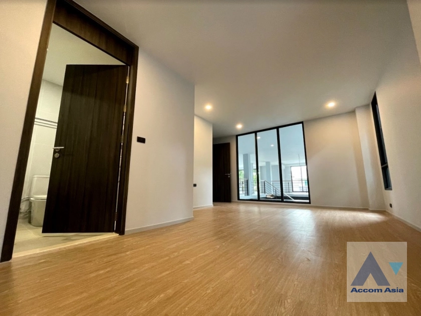 22  5 br House for rent and sale in Sukhumvit ,Bangkok BTS Phra khanong AA30059