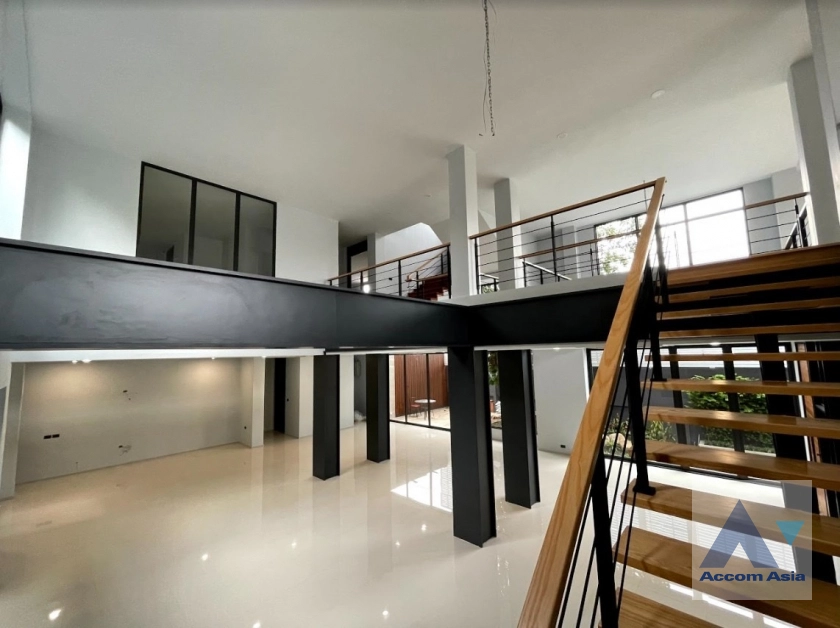 15  5 br House for rent and sale in Sukhumvit ,Bangkok BTS Phra khanong AA30059