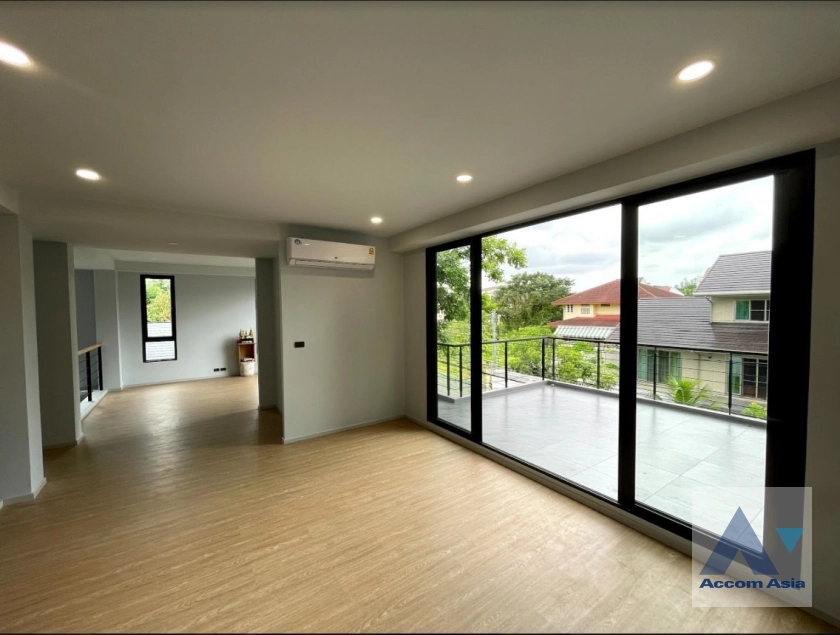 24  5 br House for rent and sale in Sukhumvit ,Bangkok BTS Phra khanong AA30059