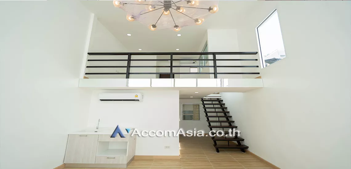 Home Office |  5 Bedrooms  Townhouse For Rent in Sukhumvit, Bangkok  near BTS Nana (AA30083)