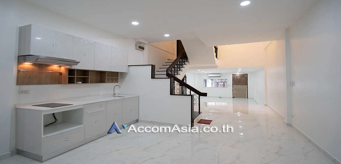 4  5 br Townhouse For Rent in Sukhumvit ,Bangkok BTS Nana AA30083