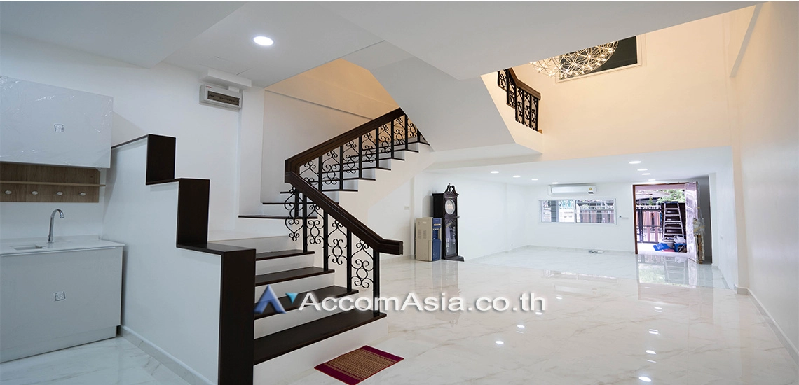  1  5 br Townhouse For Rent in Sukhumvit ,Bangkok BTS Nana AA30083