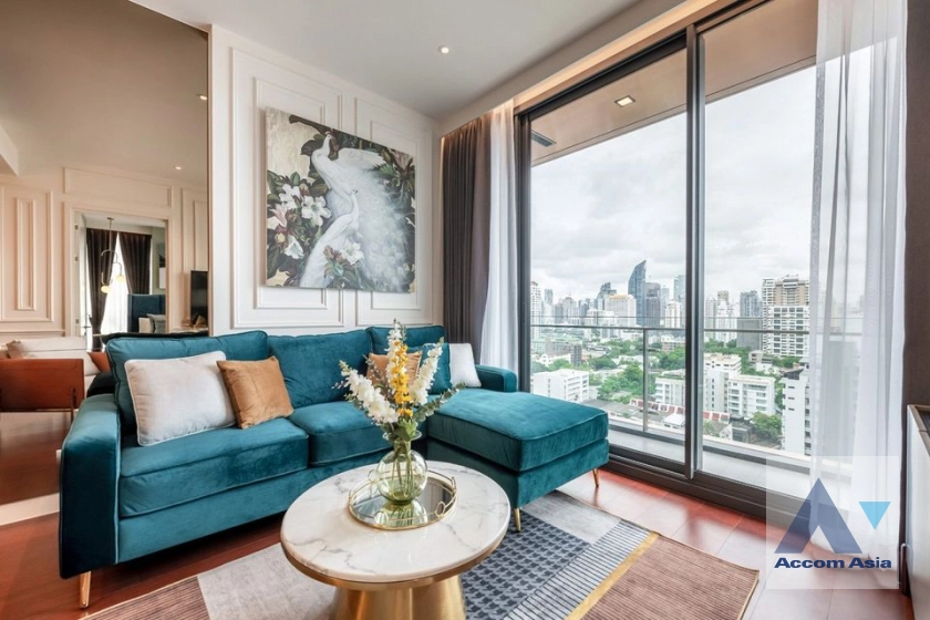 unitModern condominium with bold accents and skyline view in Sukhumvit (AA30190)