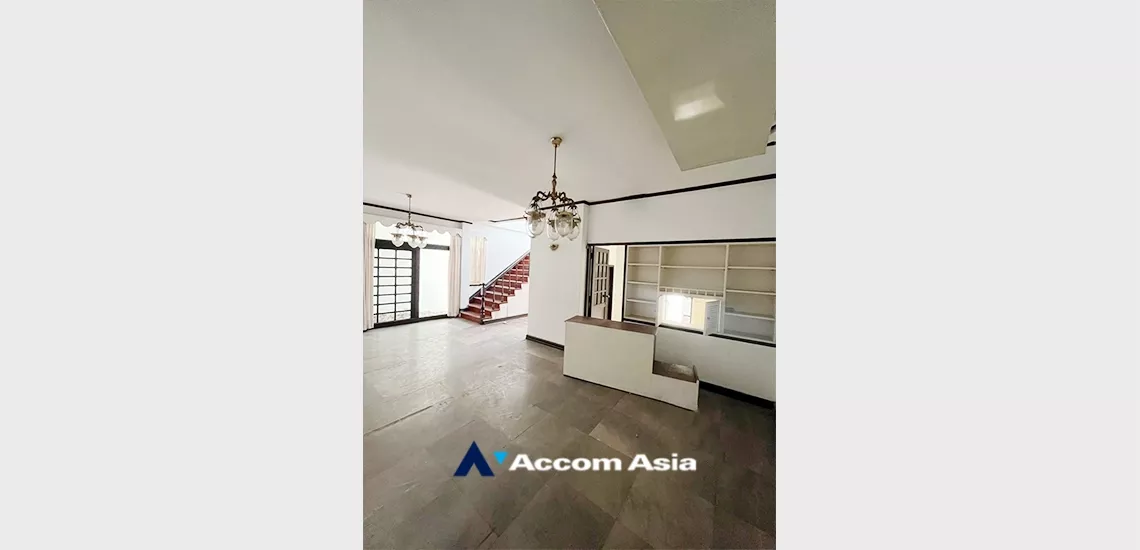 3 Bedrooms  Townhouse For Rent in Ploenchit, Bangkok  near BTS Chitlom (AA30203)