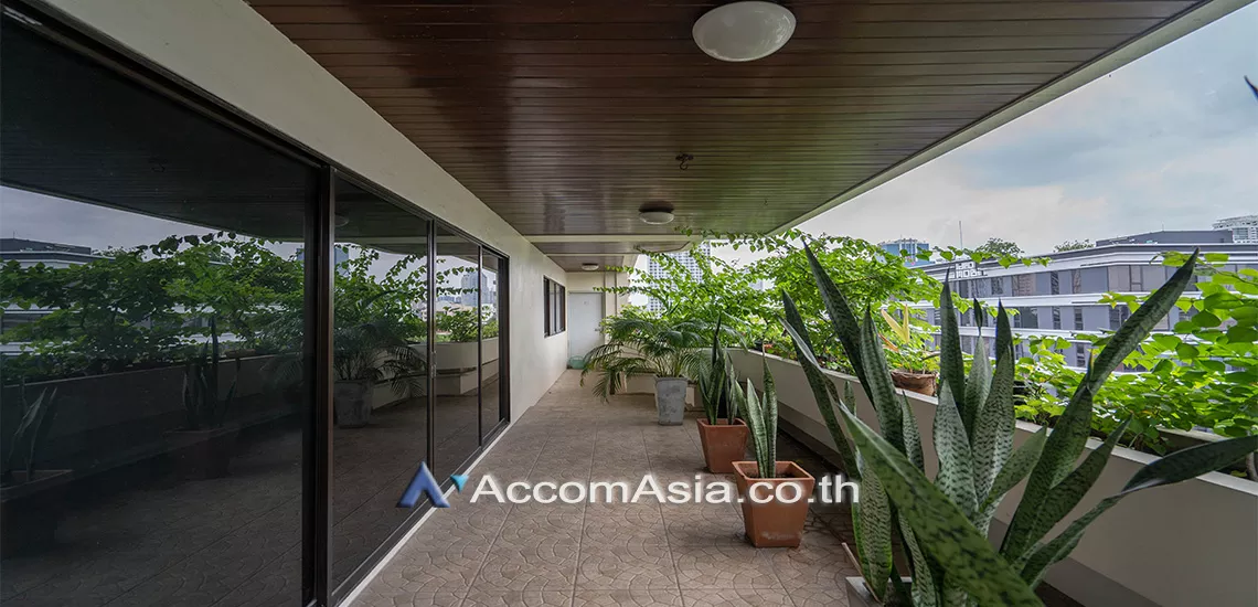  3 Bedrooms  Apartment For Rent in Sukhumvit, Bangkok  near BTS Ekkamai (AA30211)