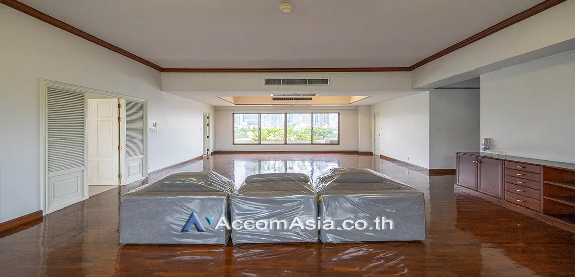  3 Bedrooms  Apartment For Rent in Sukhumvit, Bangkok  near BTS Ekkamai (AA30211)