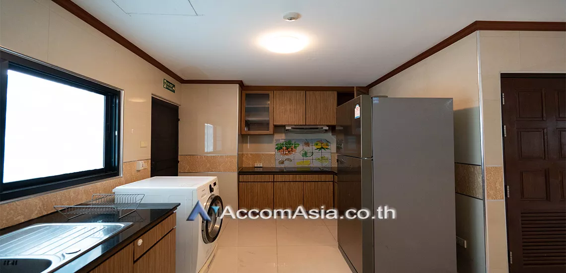 Pet friendly |  3 Bedrooms  Apartment For Rent in Sukhumvit, Bangkok  near BTS Ekkamai (AA30221)