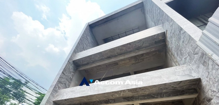 14  Shophouse for rent and sale in Sukhumvit ,Bangkok BTS Phrom Phong AA30236