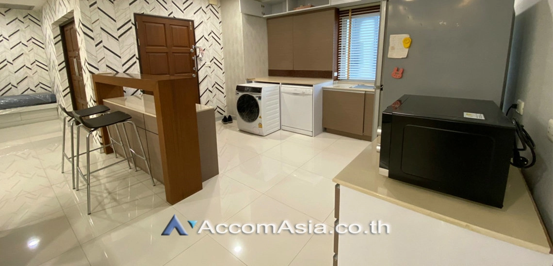 unit 3 Bedrooms  Condominium For Rent in Sukhumvit, Bangkok  near BTS Phrom Phong (AA30335)