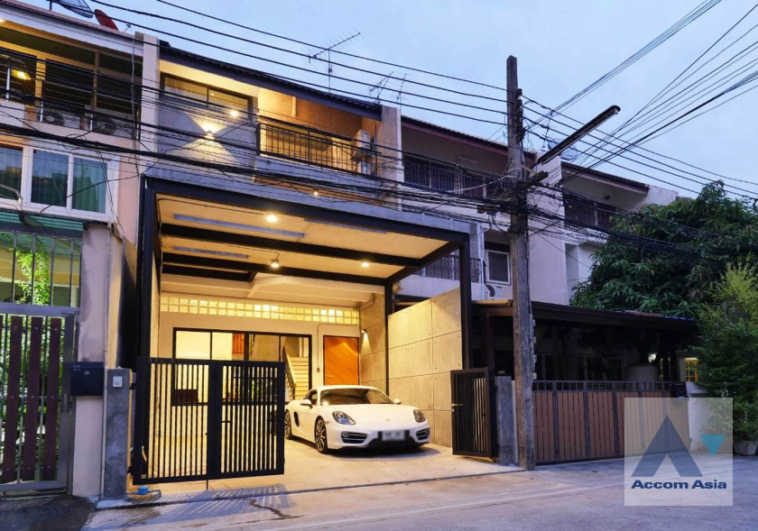 unitPet friendly |  5 Bedrooms  Townhouse For Rent & Sale in Sukhumvit, Bangkok  near BTS Ekkamai (AA30344)